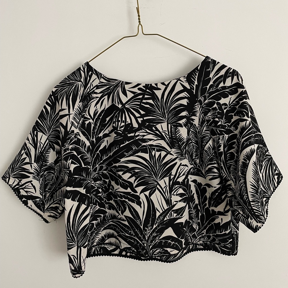 Topshop Black & White Palm Leaf Tree Print Short Sleeve Crop Top Zip Size 4